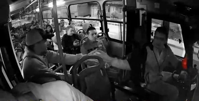 Cámaras captaron momento de un hurto a un bus de Santa Elena