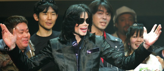 Imagen tomada el 9 de marzo 2007, cuando la estrella pop Michael Jackson saludaba a sus fans durante un evento "Fan Appreciation Day" en Tokio. FOTO AP