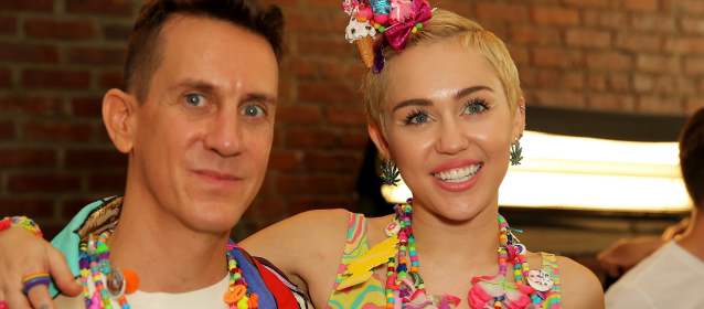 Miley Cyrus y el diseñador Jeremy Scott. Foto AFP