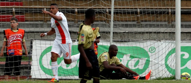 El equipo naranja aprovechó la irregularidad que vienen mostrando las águilas doradas en el torneo y gracias al gol de Diego Álvarez, al minuto 38 del primer tiempo. FOTO HENRY AGUDELO