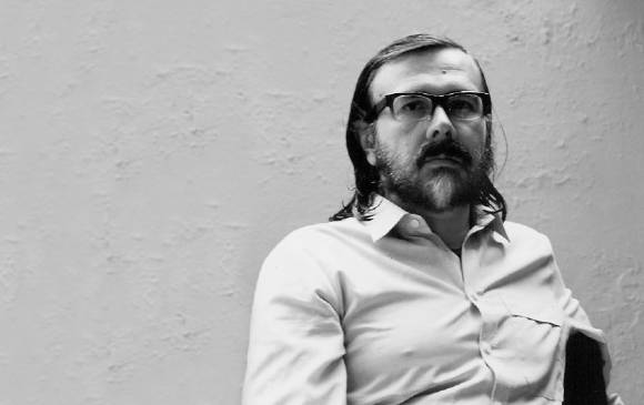 Su más reciente libro de poesía es En la sartén hervían las estrellas. La otra novela es Diario de la luz y las tinieblas. FOTO cortesía.