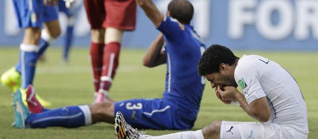 El delantero uruguayo Luis Suárez mordió a Giorgio Chiellini en pleno partido. FOTO AP