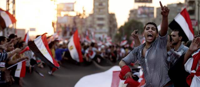 Oponentes del presidente de Egipto Mohammed Morsi protestan fuera del palacio presidencial en El Cairo. Foto AP