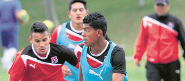 Técnico Pérez cree tener ya el equipo ideal del Medellín | Yulián Mejía viene haciendo buena sociedad con Giovanni Hernández y Cléider Alzate en el Medellín. FOTO HERNÁN VANEGAS