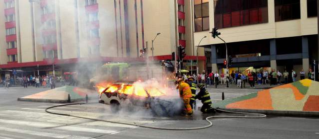 Los bomberos atendieron rápidamente la emergencia. FOTO RUBÉN TANGARIFE