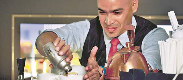De curramba salió este mago de la coctelería | Los jurados del World Class probaron el café colombiano en uno de sus cocteles. FOTO VALENTINA ROLDÁN P.