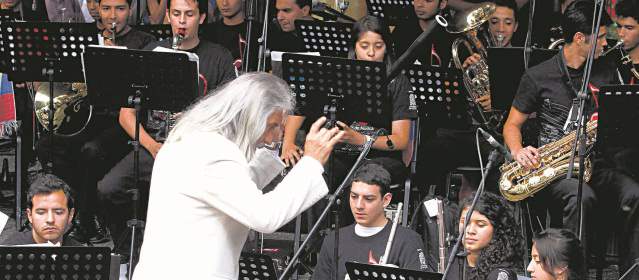 El parque de Bolívar se dejó querer por la retreta | El maestro Marco Antonio Castro fue el director invitado a esta presentación de la Red de Escuelas de Música de Medellín, en la retreta del Parque de Bolívar. FOTO DONALDO ZULUAGA