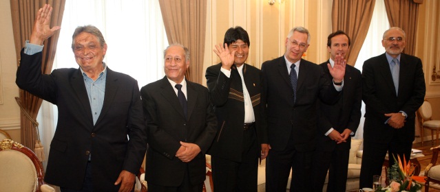 Presidentes bolivianos de izquierda a derecha: Jaime Paz Zamora, Guido Vildoso, Evo Morales, Eduardo Rodríguez Veltze, Jorge Quiroga y Carlos Mesa. Foto Reuters