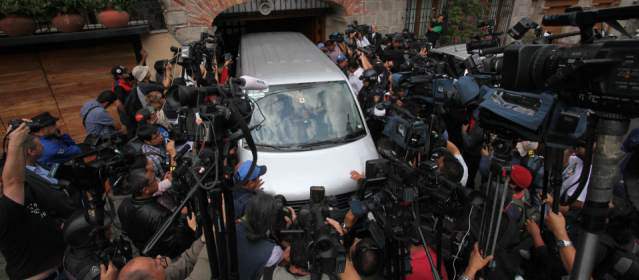 Esta fue la salida del cuerpo de Gabriel García Márquez de su casa hacia la funeraria. Cientos de periodistas esperaban fuera de la casa.Foto AP