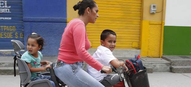 El 42% de los colombianos se considera pobre: Dane | El uso de la bicicleta como medio de transporte cada vez es más cerciente en el país. El nivel de utilización aumentó del 15,5 por ciento en 2011, al 16,5 por ciento en 2012. FOTO ROBINSON SÁENZ.