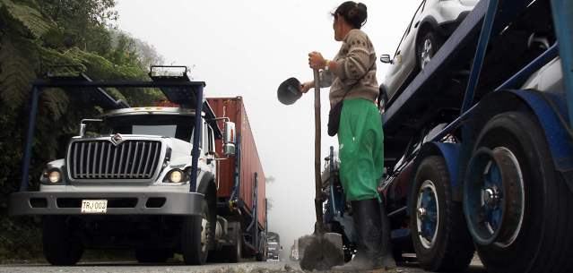 Inician las vacaciones y en vía a la Costa no hay obras | La informalidad encuentra sustento en los pasos malos por Ventanas. FOTO JULIO C. HERRERA