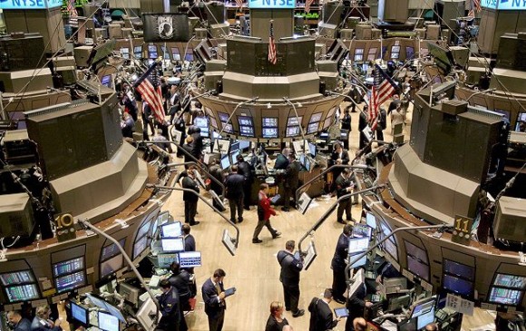 El Dow Jones subió 0,39 % a 25.578 puntos y el Nasdaq cedió 0,13 % a 7.763,68 puntos. Foto: AFP
