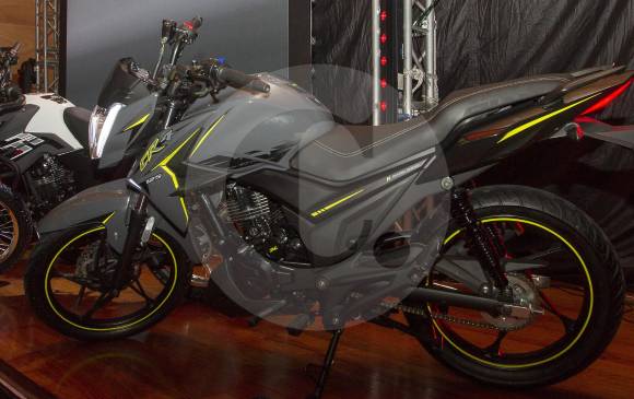 AKT CR4: Cilindraje:125 c.c. Motor: de 4 tiempos y refrigeración por aire. Transmisión: de 5 velocidades. Peso aprox: 118 kilogramos. Capacidad de combustible: 17 litros.