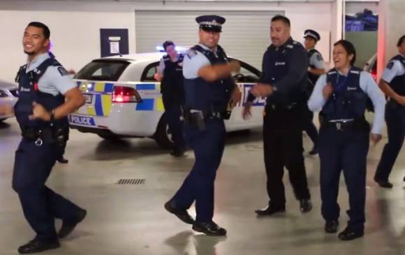 El video de los oficiales de Nueva Zelanda ha sido el más viral de todos hasta el momento. FOTO Facebook.com/NZPolice