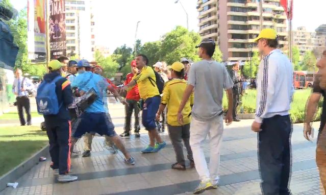 Antes de que la Selección Colombia saliera hacia el estadio Nacional de Santiago se presentó este incidente entre hinchas colombianos.