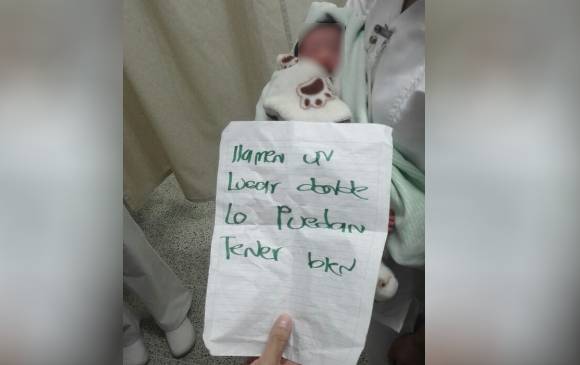 El último caso de abandono de menores de edad ocurrió en San Javier, donde el bebé fue dejado con esta nota. Foto Cortesía Policía
