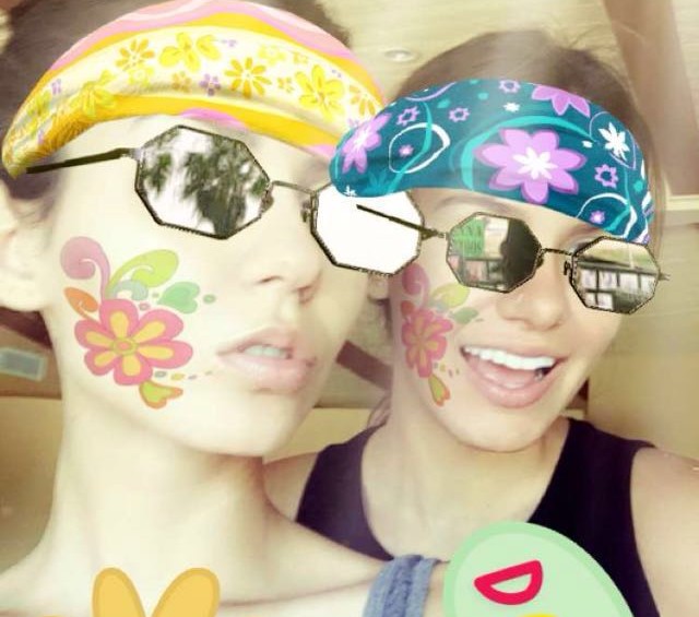 Victoria Justice (VictoriaJustice) aprovechó la máscara hippie para hacerse una selfie. 