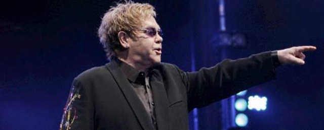 Elton John compartirá con una docena de músicos en los Grammy
