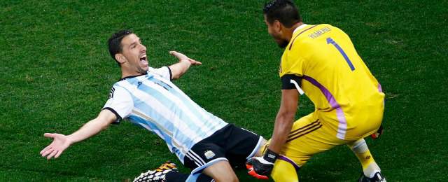 Tercera vez rivales en una final | Gracias a las atajadas en los penaltis de Sergio Romero y al certero cobro de Maxi Rodríguez, el pueblo argentino logró celebrar. FOTO REUTERS