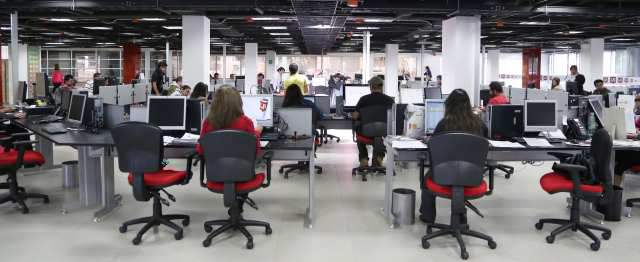 60 años a la vanguardia del periodismo económico | La sala de redacción de La República es una de las más jóvenes y modernas del continente. FOTO LA REPÚBLICA