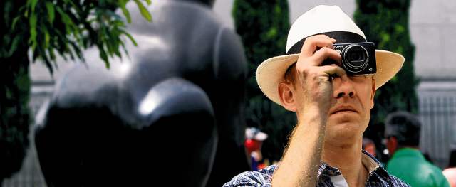 1,5 millones de turistas hasta julio | Un turista extranjero toma fotos para el recuerdo de la obra de Botero. FOTO JAIME PÉREZ