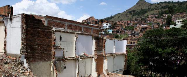 Tranvía tiene listos 85% de los predios | Demoliciones desaparecen el barrio tradicional para dar paso a la obra. FOTO JULIO C. HERRERA