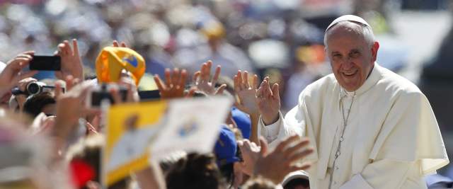 Cien días de humildad del Papa Francisco | El Papa Francisco ha invitado reiteradamente a los jóvenes a "apostar por los grande ideales" y a "no tener miedo de soñar con cosas grandes". FOTO REUTERS