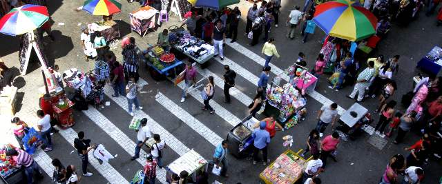 Medellín en los días fuertes de las compras | El Centro ya vibra con el ambiente decembrino. Por cada cuadra y esquina, pululan las ventas de ropa, juguetes y artículos de hogar. FOTO RÓBINSON SÁENZ
