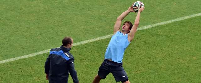 Uruguay no desveló su acertijo | Diego Lugano, capitán de Uruguay, manifestó que lo sucedido con Suárez los revitalizará para enfrentar a Colombia. FOTO AFP