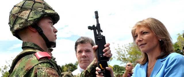Esteban Santos juró bandera en su servicio militar | La Primera Dama entrega el fusil a su hijo Esteban. FOTO COLPRENSA