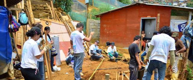 Techo ya ha construido 200 casas de emergencia en Medellín y Bello | El programa lo conforma un grupo de voluntarios que ayuda a las familias en situación de pobreza a dignificar sus vidas con la construcción de vivienda propia. FOTO RODRIGO MARTÍNEZ