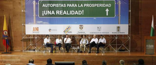 No le vamos a quedar mal a Antioquia con Autopistas: Santos | En un ambiente casi informal transcurrió el acto en Plaza Mayor: un conversatorio entre los responsables del proyecto. FOTO JAIME PÉREZ