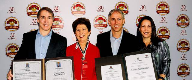 Susanita: de necesidad de una madre a empresa líder | Doña Susanita Posada (centro) recibió la medalla al Mérito Juan del Corral, del Concejo de Medellín, por su liderazgo. La acompañan sus hijos Juan Fernando, Andrés y Lina. FOTO ROBINSON SAENZ.