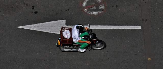 Transitar en contravía, según nuestros lectores, se ha vuelto costumbre en algunos barrios sin mayor presencia del Tránsito.