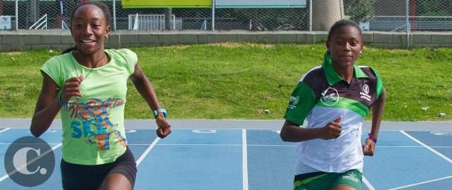 Jóvenes con marcas de mayores | Nhayilla Rentería (izquierda) y Evelin Rivera, dos jóvenes talentos que empiezan a dejar huella en el atletismo. FOTOS ESTEBAN VANEGAS