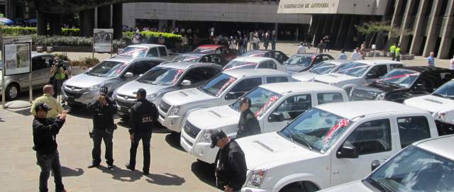 La Fiscalía por fin estrena carros donados hace más de un año | El 19 julio de 2012 fue la última entrega de carros donados por la Alcaldía de Medellín a la Fiscalía, en La Alpujarra. FOTO NELSON MATTA