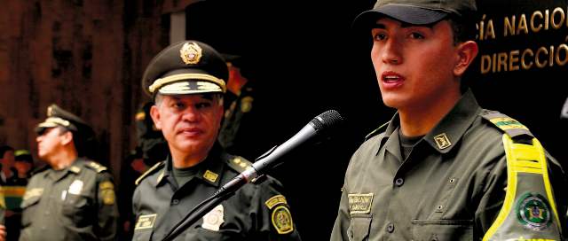 Ramírez, el policía héroe, sueña con la Fuerza Aérea | El director de la Policía, general José Roberto León Riaño, valoró la actitud del auxiliar Luis Ramírez en el metro y lo puso como un ejemplo que enaltece el honor de ser policía. FOTO COLPRENSA