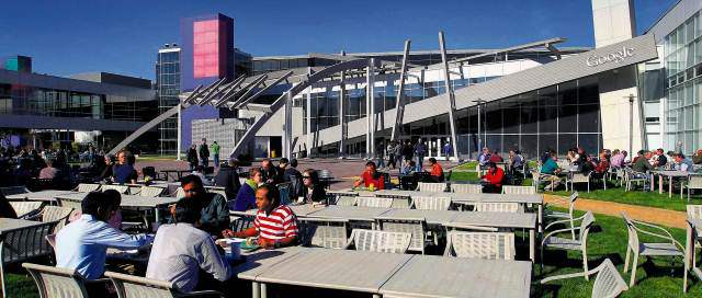 Un día en Googlelandia | 1. Las zonas de descanso son un activo de la empresa. 2. Un render del nuevo Googleplex, en construcción. 3. La figura de Android está presente en todos lados. 4. Bicicletas para empleados. FOTO BLOOMBERG