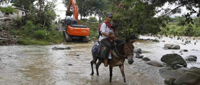 Sur de Bolívar, tierra donde las necesidades abundan como el oro | La maquinaria pesada excava buscando oro. Esta actividad deja huecos que se llenan de agua y se convierten en nidos para el paludismo. FOTO DONALDO ZULUAGA