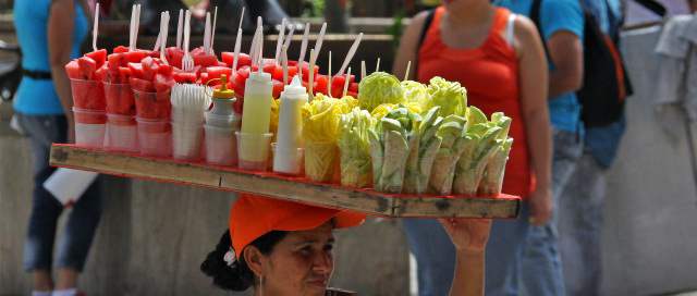 Política de empleo en Medellín aún no despega | Las políticas de empleo de la Alcaldía procuran que el trabajo informal, y legal, tenga cada vez más garantías. FOTO HENRY AGUDELO