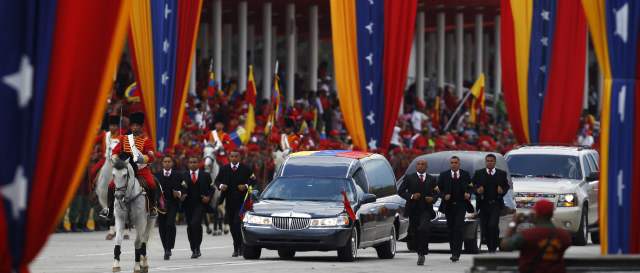 Otro adiós que paralizó a Caracas | El carro mortuorio, llevado desde Medellín la noche del pasado jueves, se movió lento entre la muchedumbre chavista que daba la impresión de querer volverlo a la vida con oraciones, llantos y vivas. Embalsamar el cadáver ha resultado imposible. FOTO REUTERS