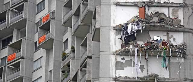 Constructora ofrece $3’500.000 para pagar un mes de arriendo | La caída de la Torre Seis del edificio Space obligó al desalojo definitivo de la torre 5 y el preventivo de las otras 4. FOTO JULIO CÉSAR HERRERA