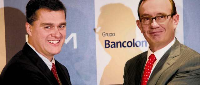 Carlos Raúl Yepes, presidente de Bancolombia y José Luis Valdés, presidente del Consejo del Grupo Financiero Agromercantil de Guatemala, sellando el negocio entre ambas entidades. FOTO Cortesía