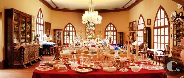 Antigüedades para leer la casa con sus historias | Porcelana en vajillas y figuras, platería en todos teteras y bandejas así como cristalería y muebles antiguos franceses hacen parte del tradicional Bazar de Antigüedades. FOTOS MARIO VALENCIA