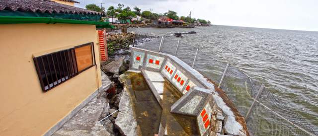 A un ritmo alarmante, el mar le arrebata pedazos a Antioquia | En dos días de mar de leva en marzo esta casa quedó semidestruida en Turbo. 90% del litoral está afectado. FOTO HENRY AGUDELO