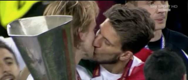 Jugadores del Sevilla se besaron en celebración de la Liga de Europa