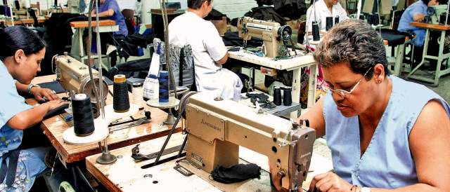 A la confección le cambió la cara | En 2012, en medio de una fuerte caída del dólar, el sector textil-confecciones exportó un total de 40,67 millones de dólares, un crecimiento de 21,9 por ciento frente al año anterior, cuando sus exportaciones fueron de 33,37 millones de dólares. FOTO ARCHIVO