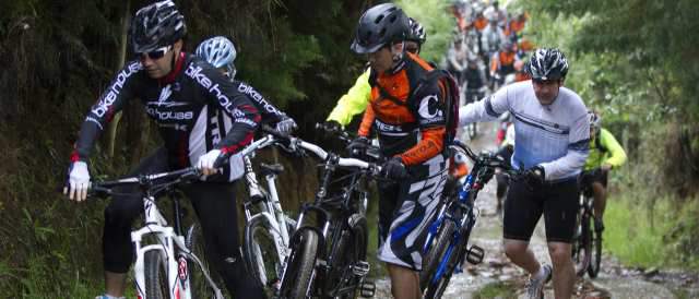 Con aguacero y todo, el ciclopaseo fue una nota | Bastante difícil se hizo el inicio del ciclopaseo de El Colombiano, porque el agua puso muy resbaladizo el piso. FOTO JAIME PÉREZ