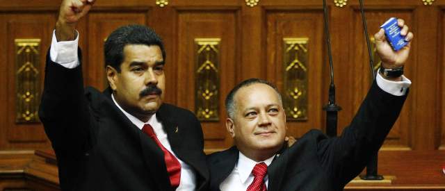 Maduro inició la Presidencia en medio de cacerolazos | Nicolás Maduro juró cumplir las leyes del país ante el presidente de la Asamblea Nacional, Diosdado Cabello. FOTO REUTERS