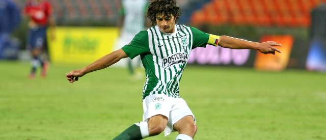 Medina, fuerte en cuerpo y mente | Pese a su juventud, Stefan Medina portó la franja de capitán en el clásico. FOTO JUAN ANTONIO SÁNCHEZ